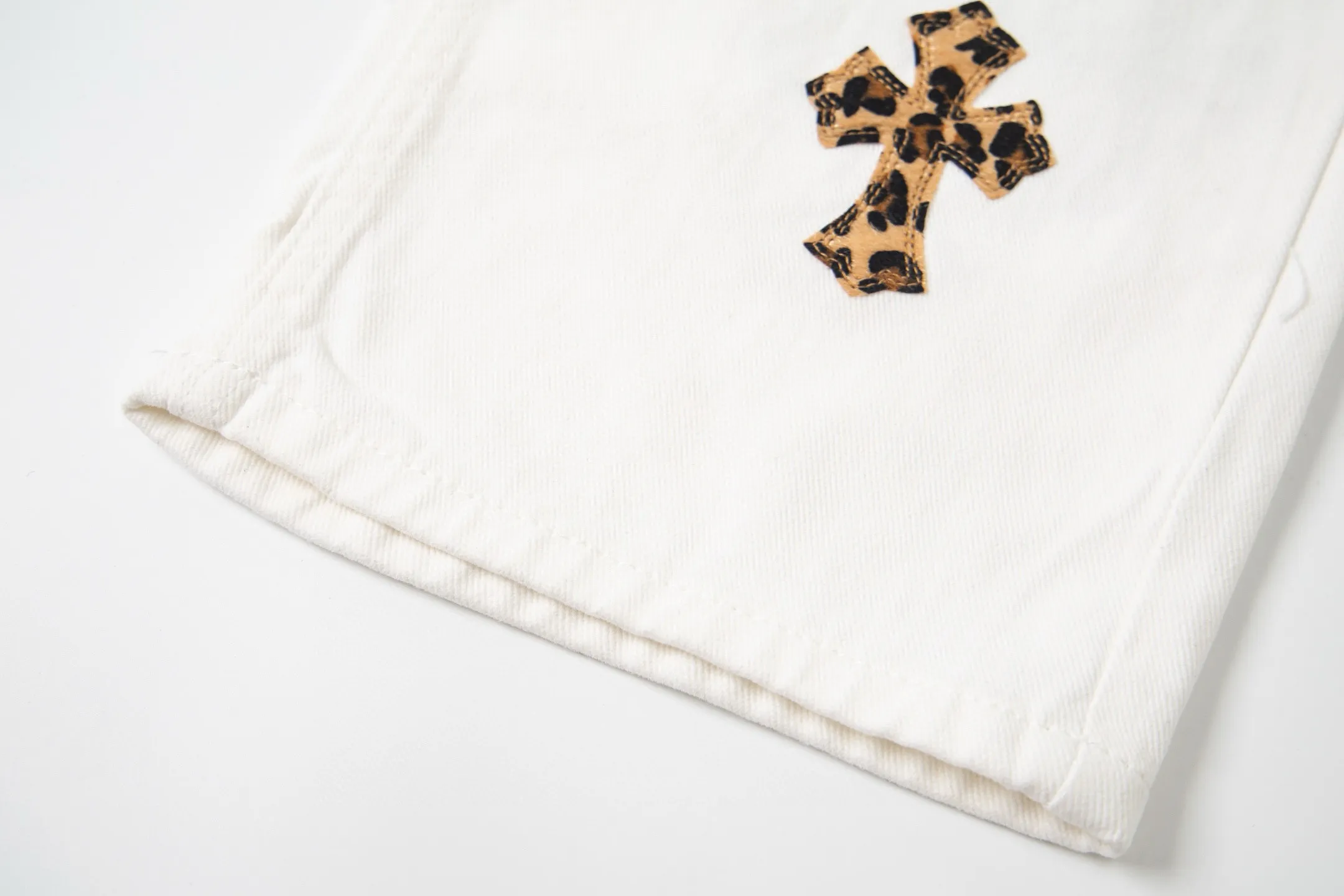 P260 💰 (Top version) Chrome Hearts/Chrome Hearts Classic daytime blue cow series colored leather cross washed color fabric unisex denim trousers Vibe style straight stacked god-level version Carbon fine bias denim color cloth Old vintage complete set of hardware - Chrome Hearts white cow series The high version uses high-ounce custom fabrics, fermentation washing and soft color fixation, soft and thick to wear, the details are all made by hand-polished craftsmanship, all-over printed jacquard fabric Unique design style. Through multiple processes to create a full retro feel. Unique niche non-contrast shirt. Customized distressed spray-painted buttons. Craftsmanship in every detail. Color: blue leather leopard print. Size: 28-30-32-34 (corresponding to S-M-L-XL)